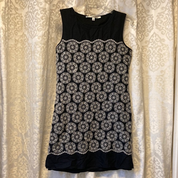 Adorable embroidered cotton shift dress - Picture 1 of 7